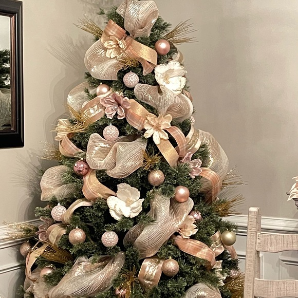 Decorations for a 7 foot Christmas tree - Picture 3 of 3